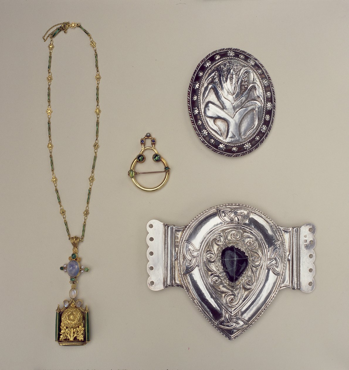 Sieraden door Henry Wilson, John Paul Cooper en Edward Spencer door English School