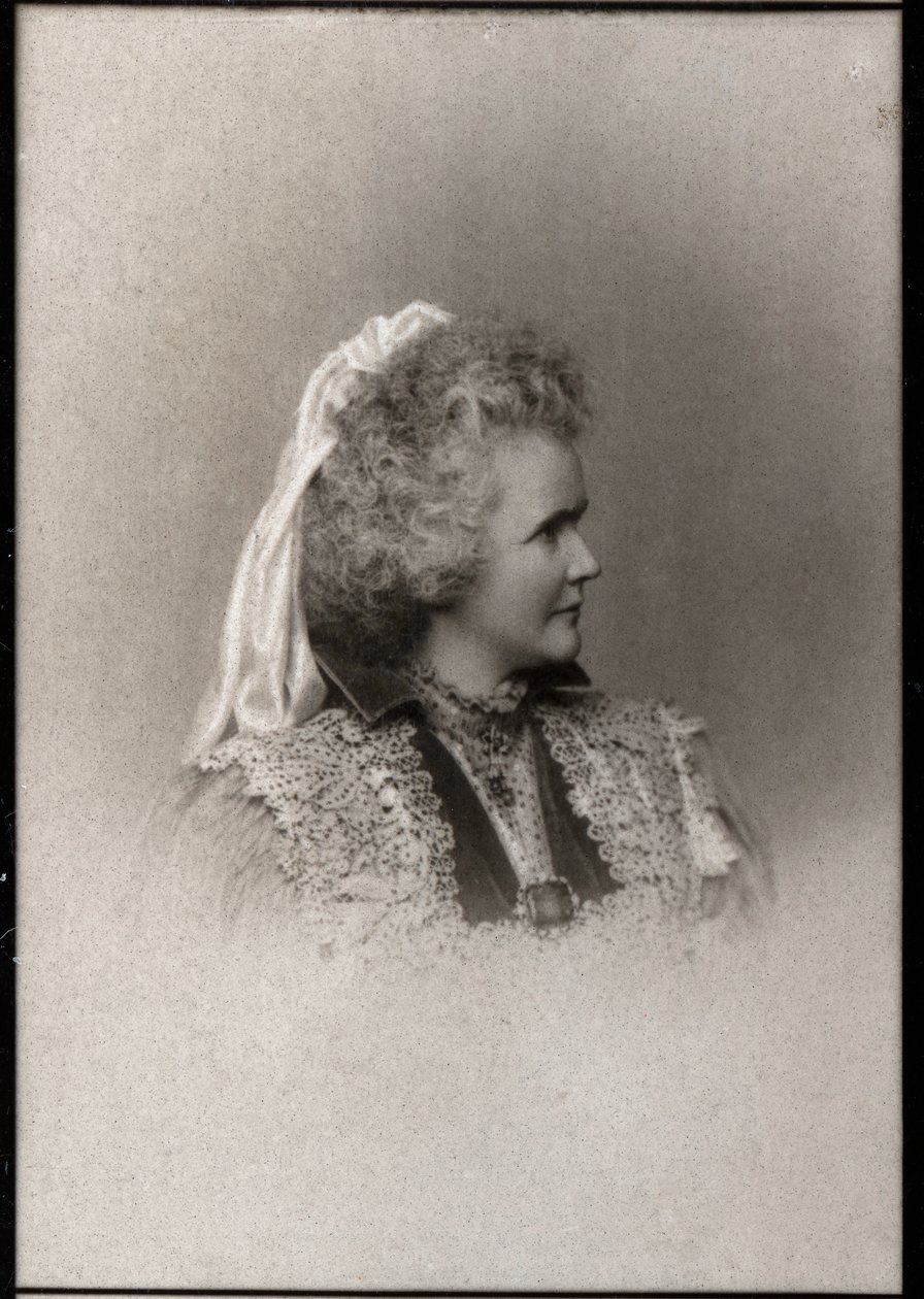 Portret van Elisabeth van Wied (1843-1916), Koningin-gemalin van Roemenië door French Photographer