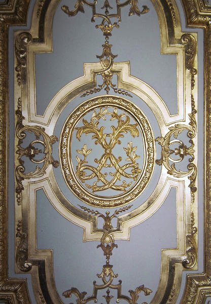 Verstrengeld monogram van Lodewijk XIV van de binnenluiken van de slaapkamer van de koning, c.1701 door French School