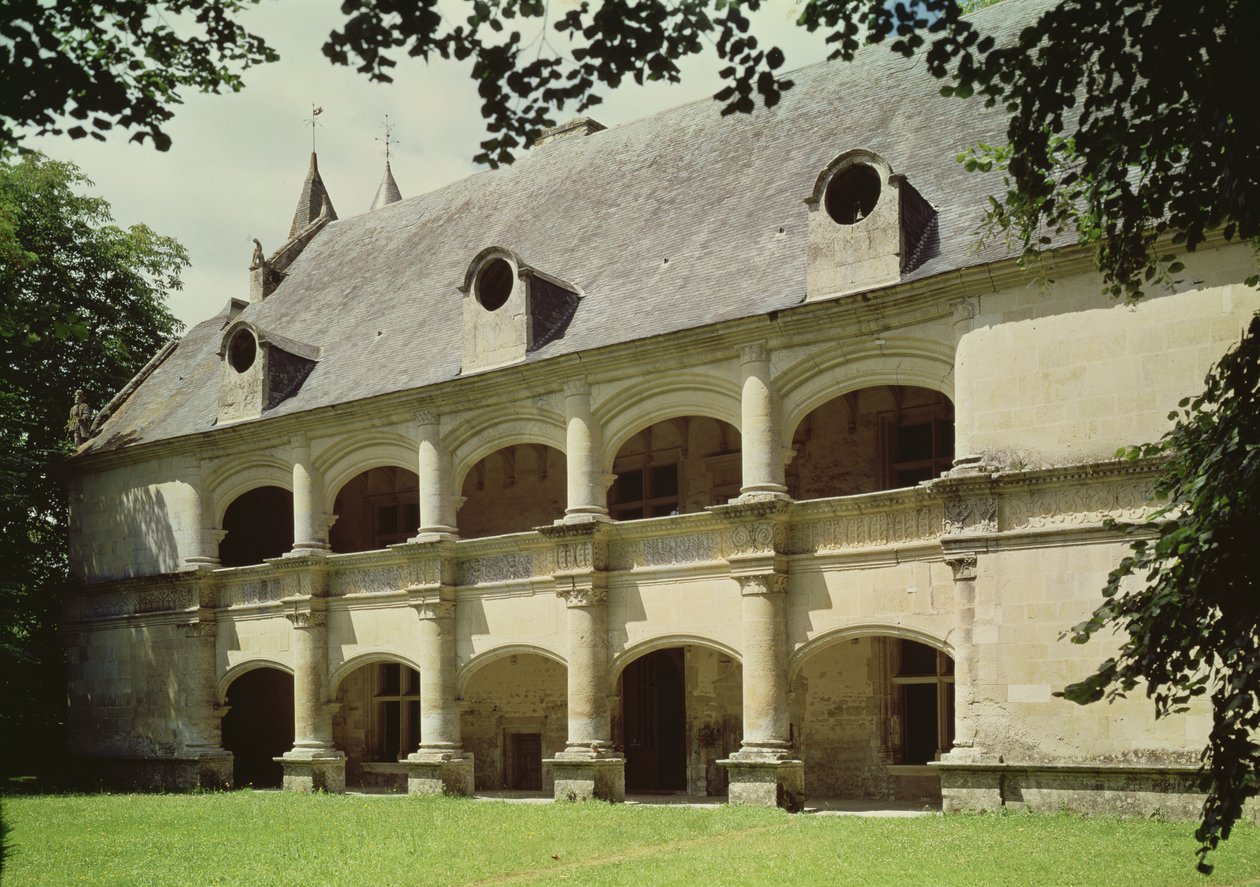 Uitzicht op de gevel van het kasteel met twee boven elkaar geplaatste galerijen door French School