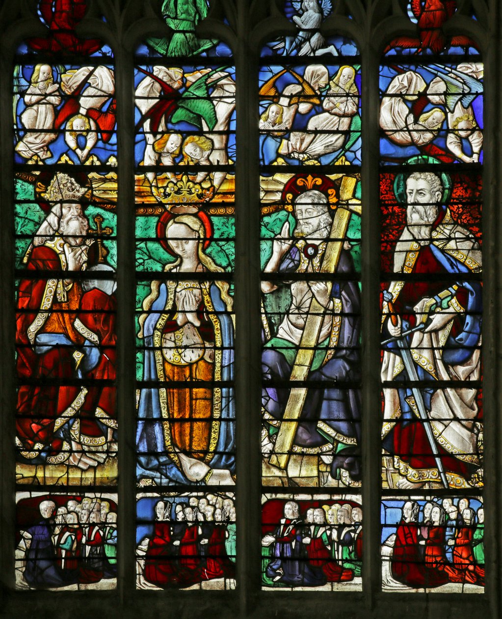 Raam met de kroning van de Maagd met St. Paulus en de families van schenkers door French School
