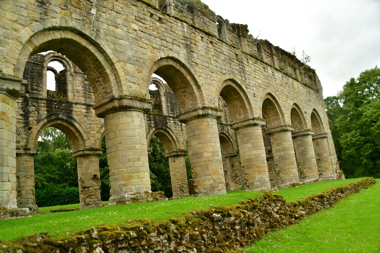 Buildwas Abbey, een middeleeuws cisterciënzerklooster in Shropshire, Engeland. door Albert Mansour