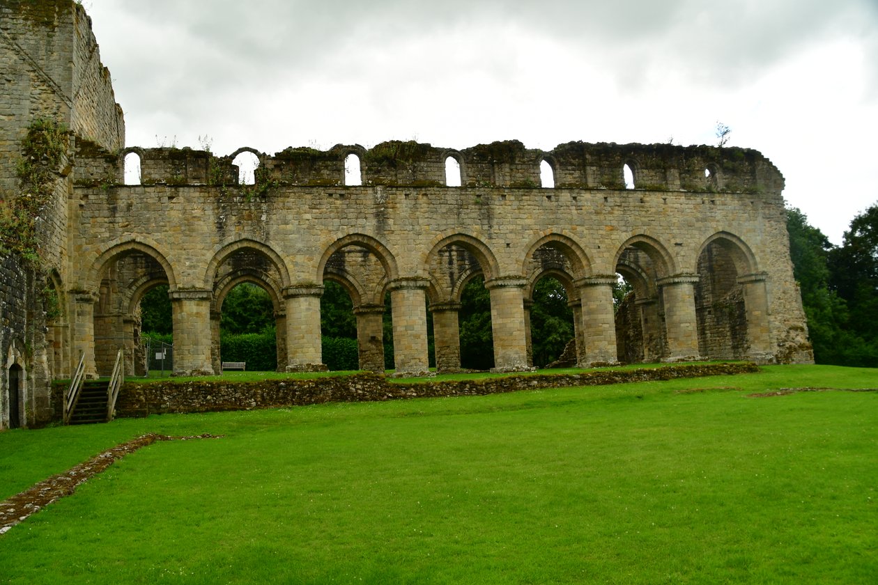 Buildwas Abbey, een middeleeuws cisterciënzerklooster in Shropshire, Engeland. door Albert Mansour