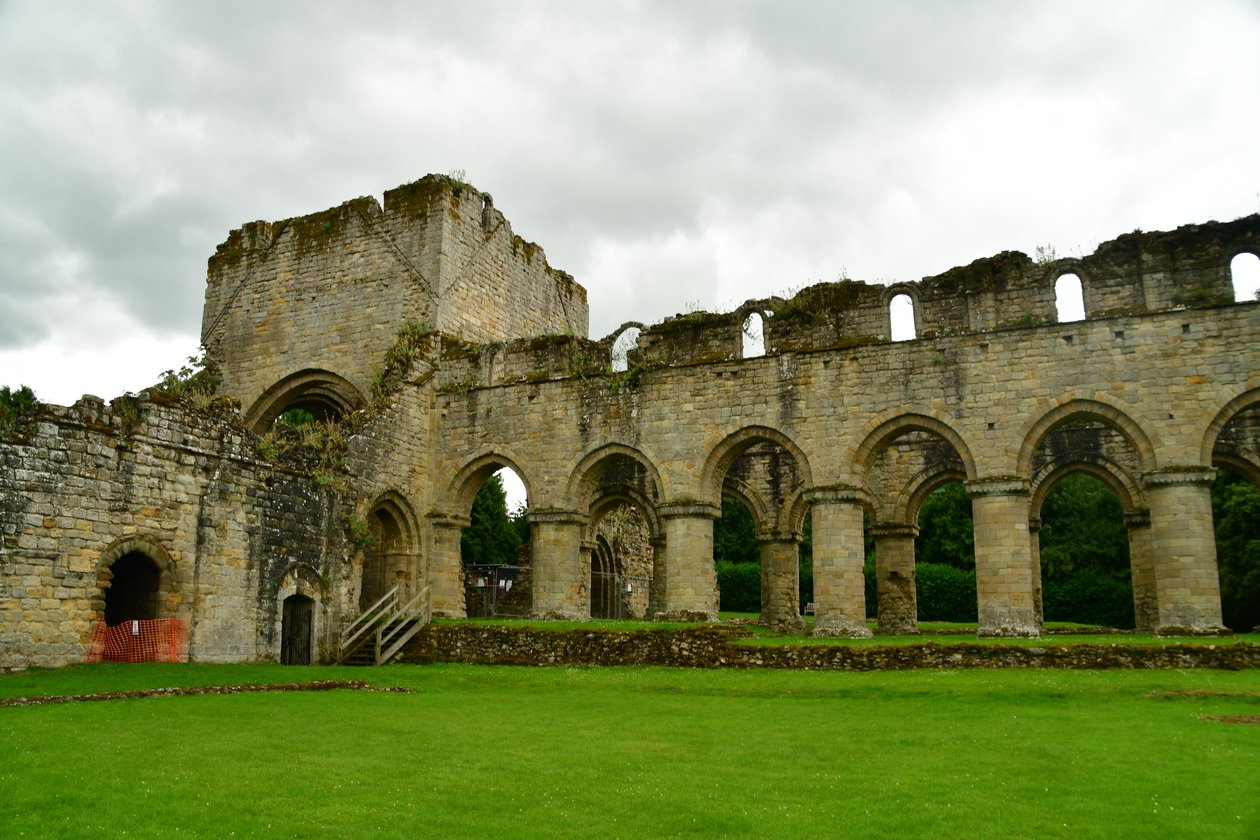 Buildwas Abbey, een middeleeuws cisterciënzerklooster in Shropshire, Engeland. door Albert Mansour