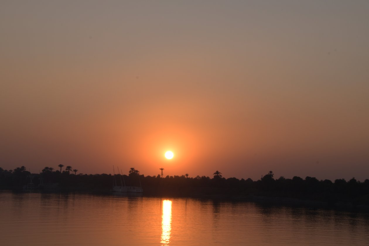 Gouden zonsondergang weerspiegeld in een rustige rivier door Albert Mansour