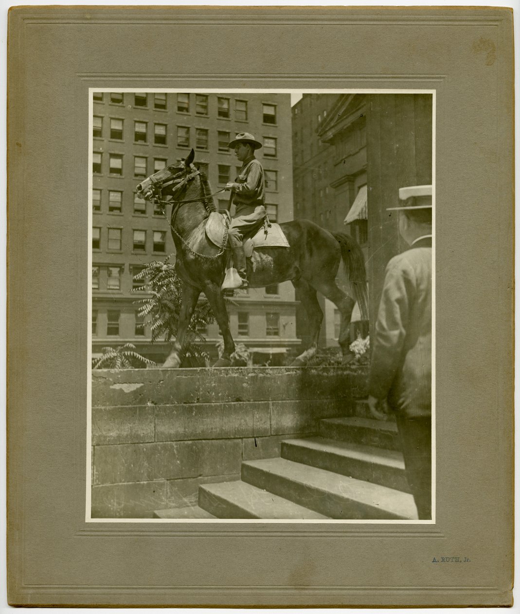 Man in uniform uit de Eerste Wereldoorlog op paard op de trappen van het Oude Gerechtsgebouw door A. Ruth