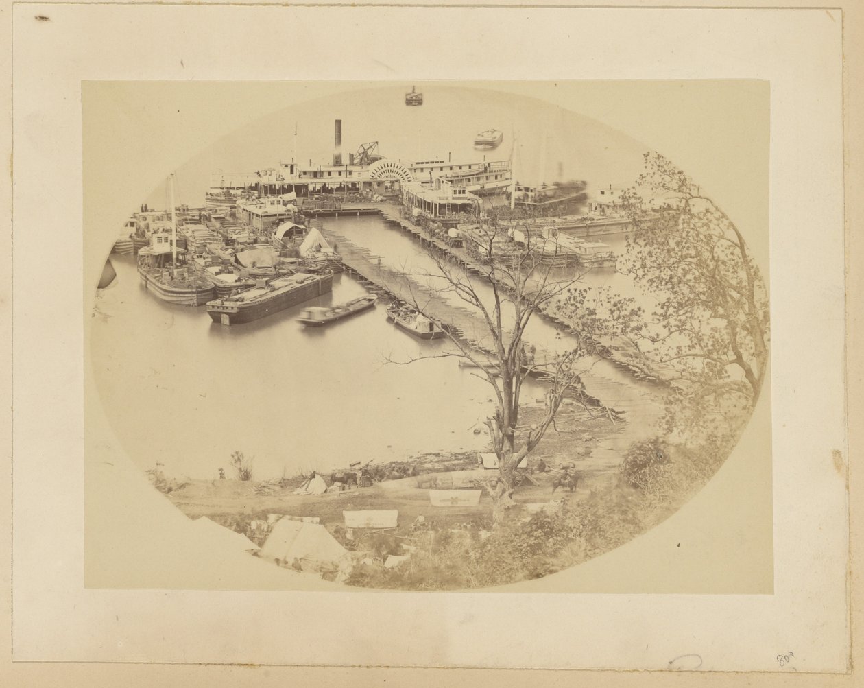 [Lower Wharf, Belle Plain, USMRR Construction Corps] [16 mei 1864]. door A.J. Russell