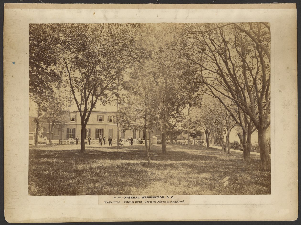 Nr. 242. Arsenaal, Washington, D.C., noordelijke voorkant. Binnenplaats. Groep officieren op de voorgrond. door A.J. Russell