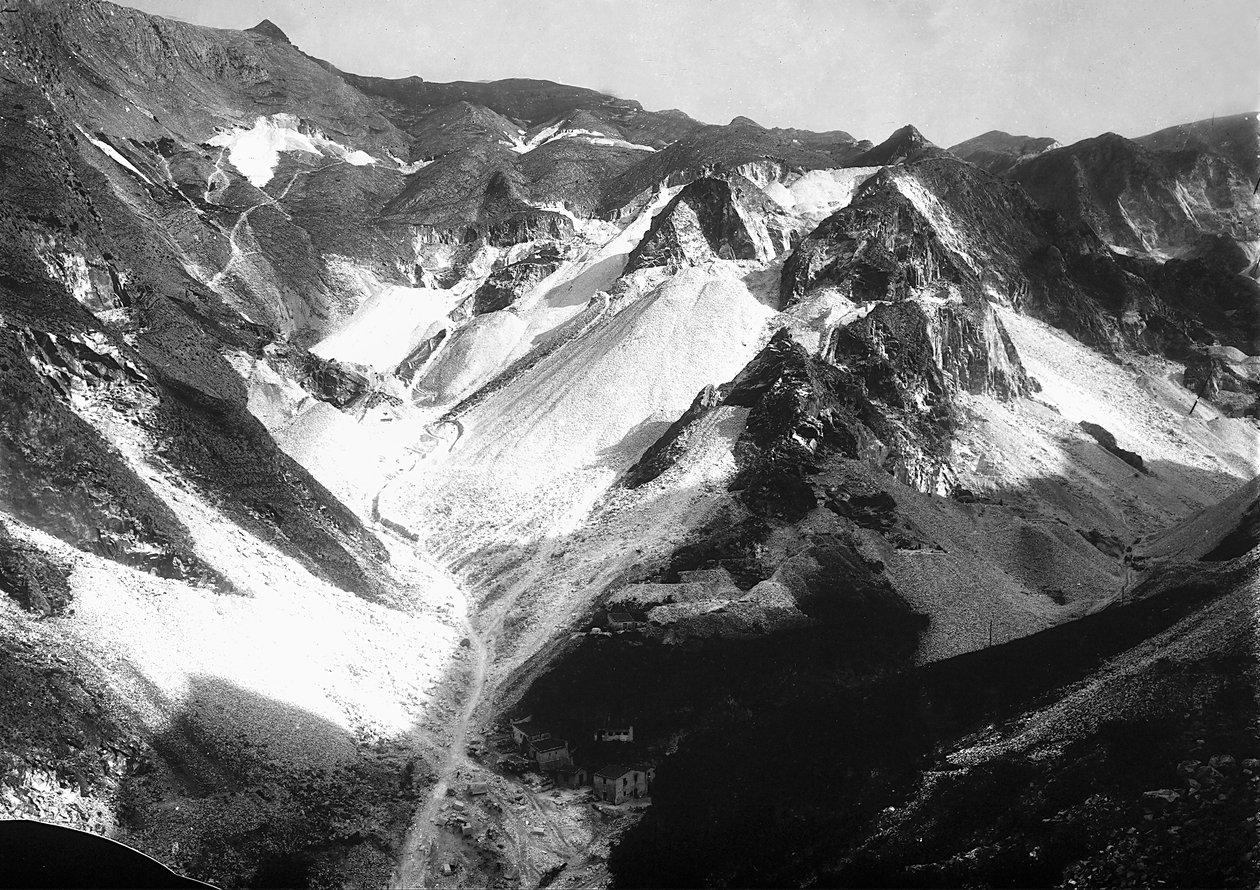 Marmergroeven in de Apuane Alpen, in Toscane door A. Corsini