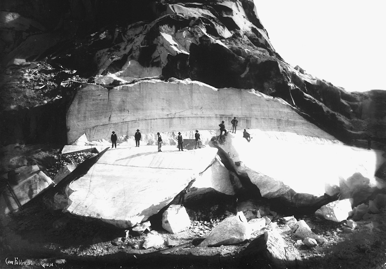 Enkele mannen op bezoek bij de "Fabbricotti in Gioja" groeven in de Apuane Alpen, in Toscane door A. Corsini