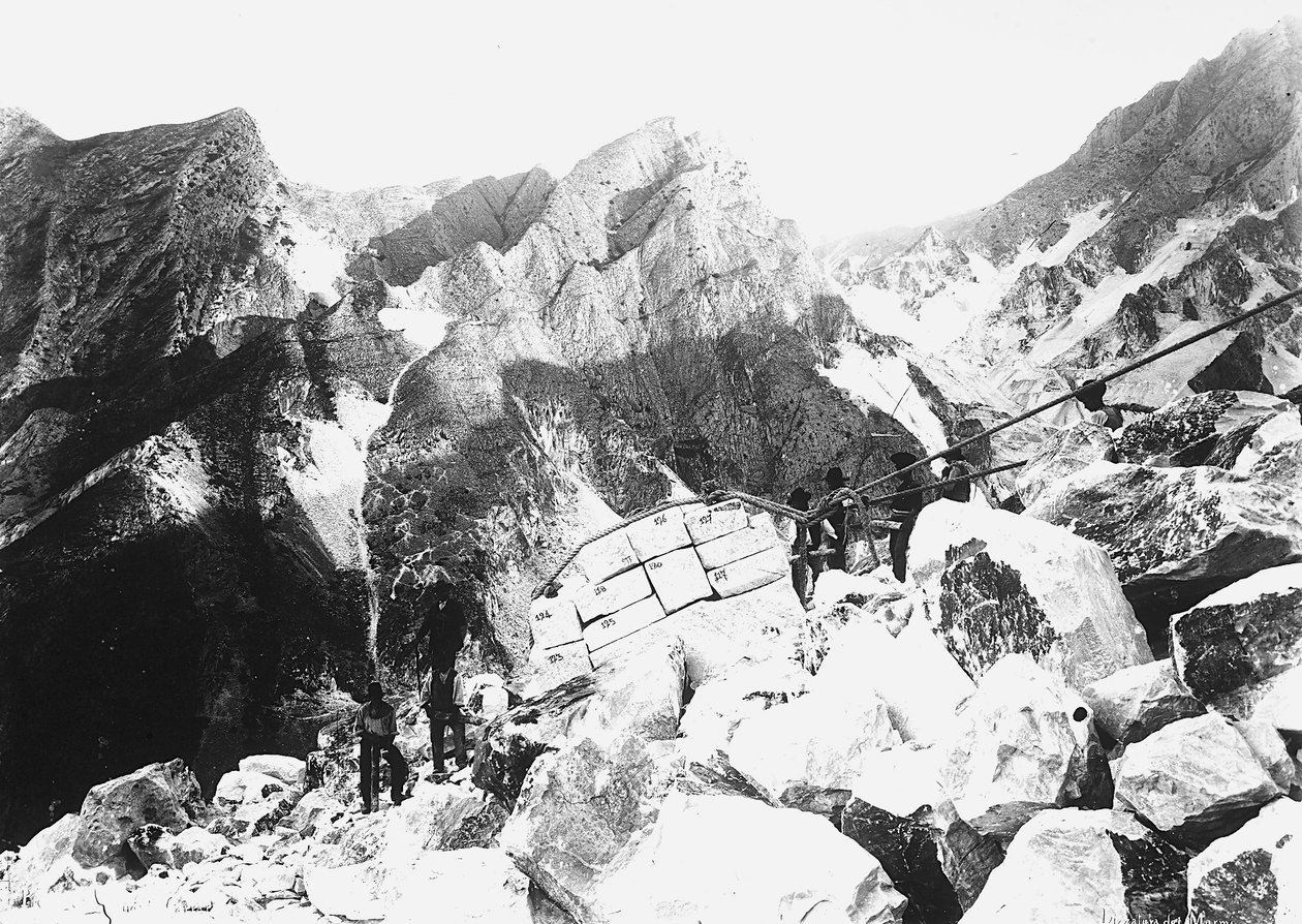 Enkele gravers in de Apuane Alpen nemen deel aan de 