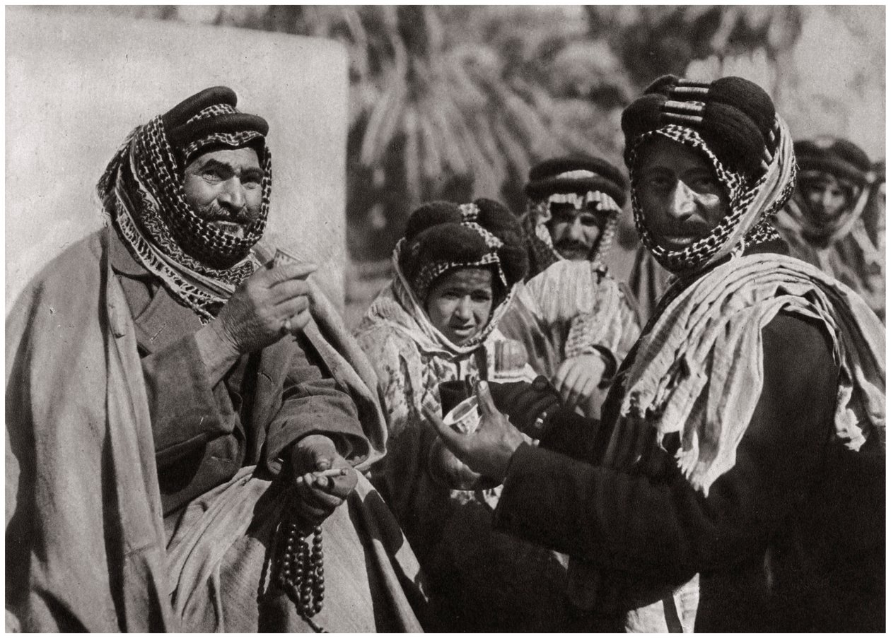 Een sjeik geniet van de beroemde Arabische koffie, Irak, 1925 door A. Kerim