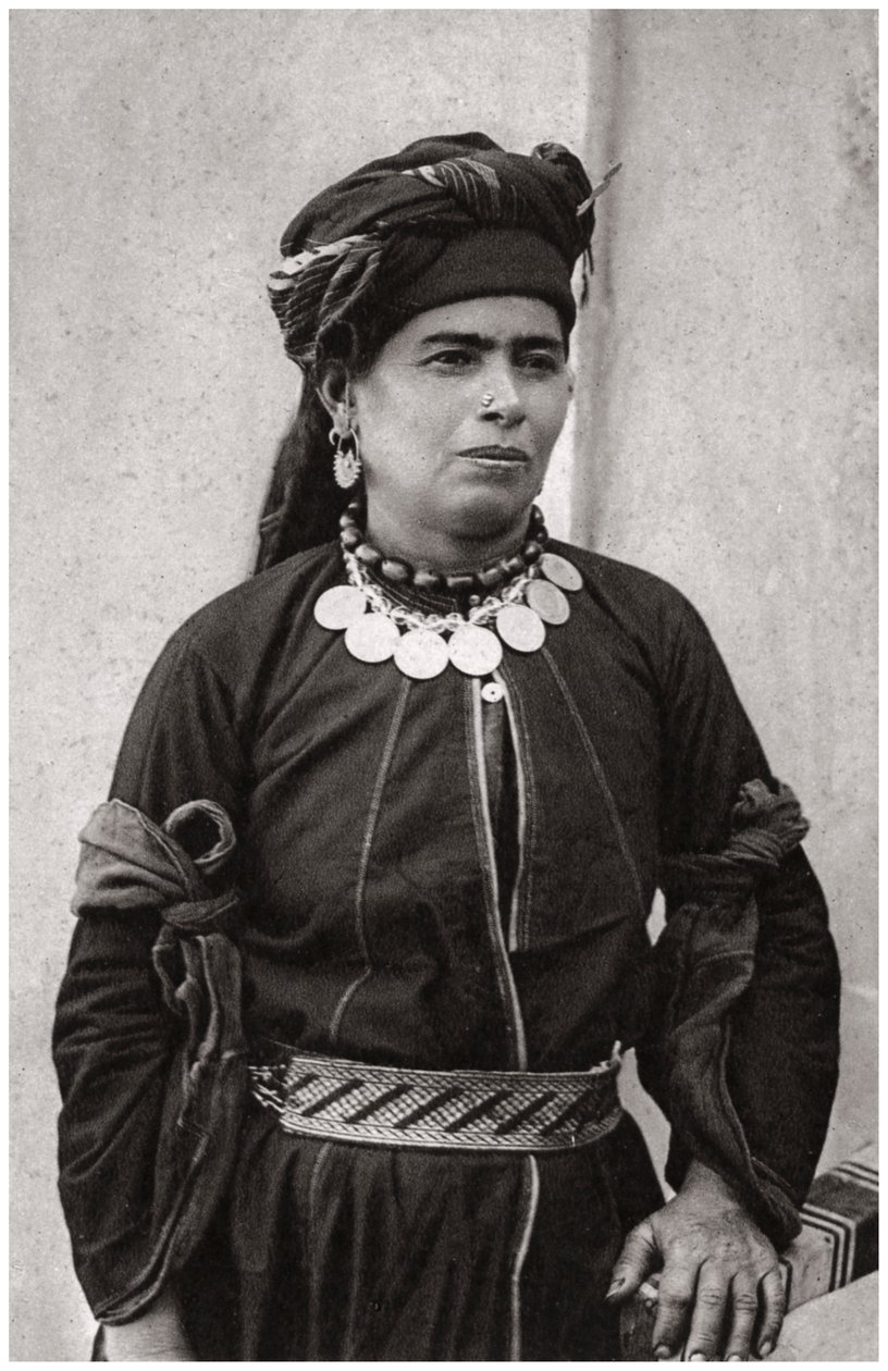 Koerdische dame in haar beste kostuum, Irak, 1925 door A. Kerim