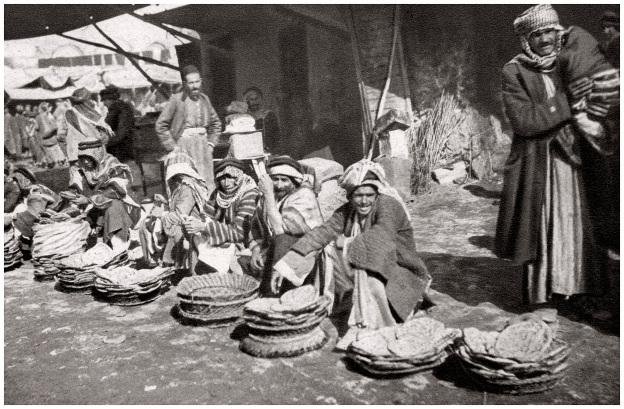 Suq El Khubur, een inheemse broodmarkt, Bagdad, Irak, 1925 door A. Kerim