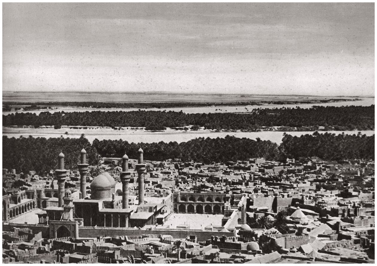 De Kadhimiya, de heilige stad nabij Bagdad, vanuit een vliegtuig, Irak, 1925 door A. Kerim