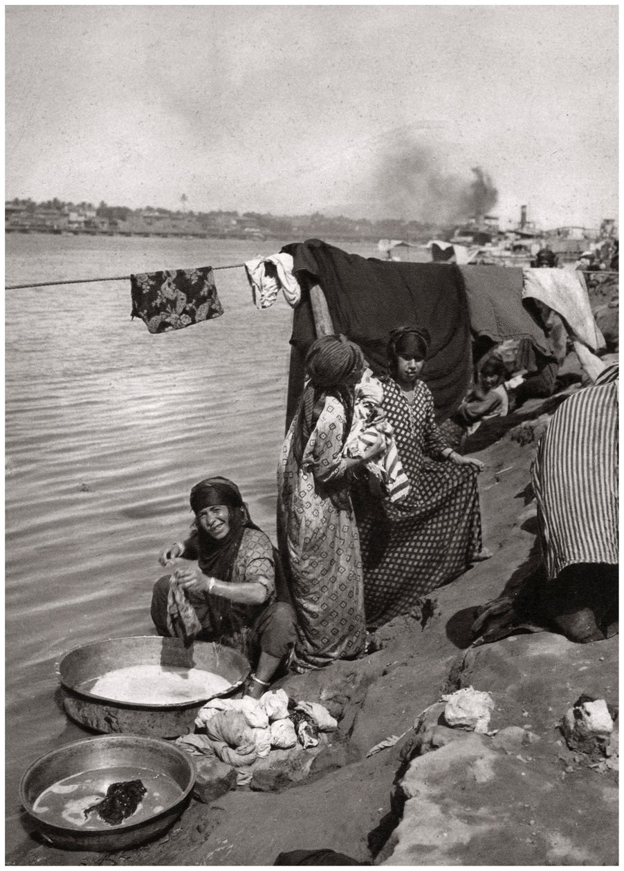 Wasvrouwen aan de oevers van de Tigris, Bagdad, Irak, 1925 door A. Kerim