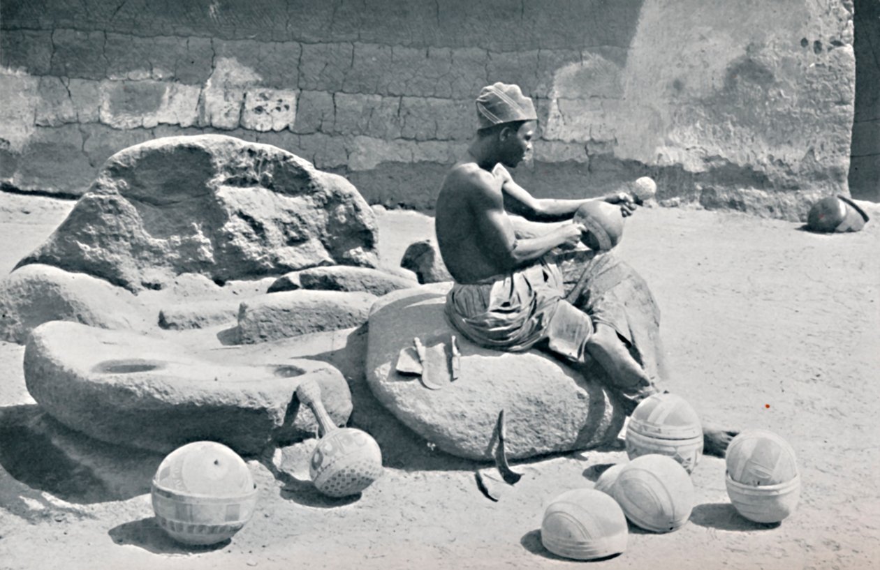 Een Yoruba-man graveert kleischalen en waterkruiken, Lagos binnenland, Zuid-Nigeria, 1912 door A. W. Gelston
