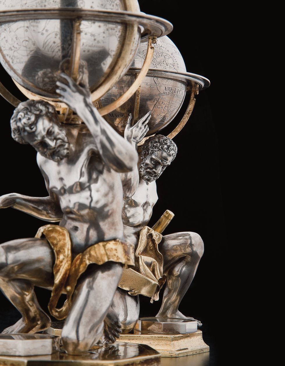 Twee uitzonderlijke aardse en hemelse globes, ondersteund door Hercules en Atlas, Augsburg door Abraham Drentwett