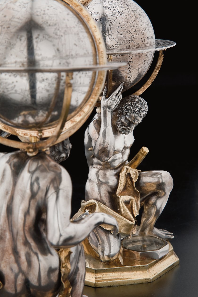 Twee uitzonderlijke terrestrische en hemelse globes, ondersteund door Hercules en Atlas, Augsburg door Abraham Drentwett