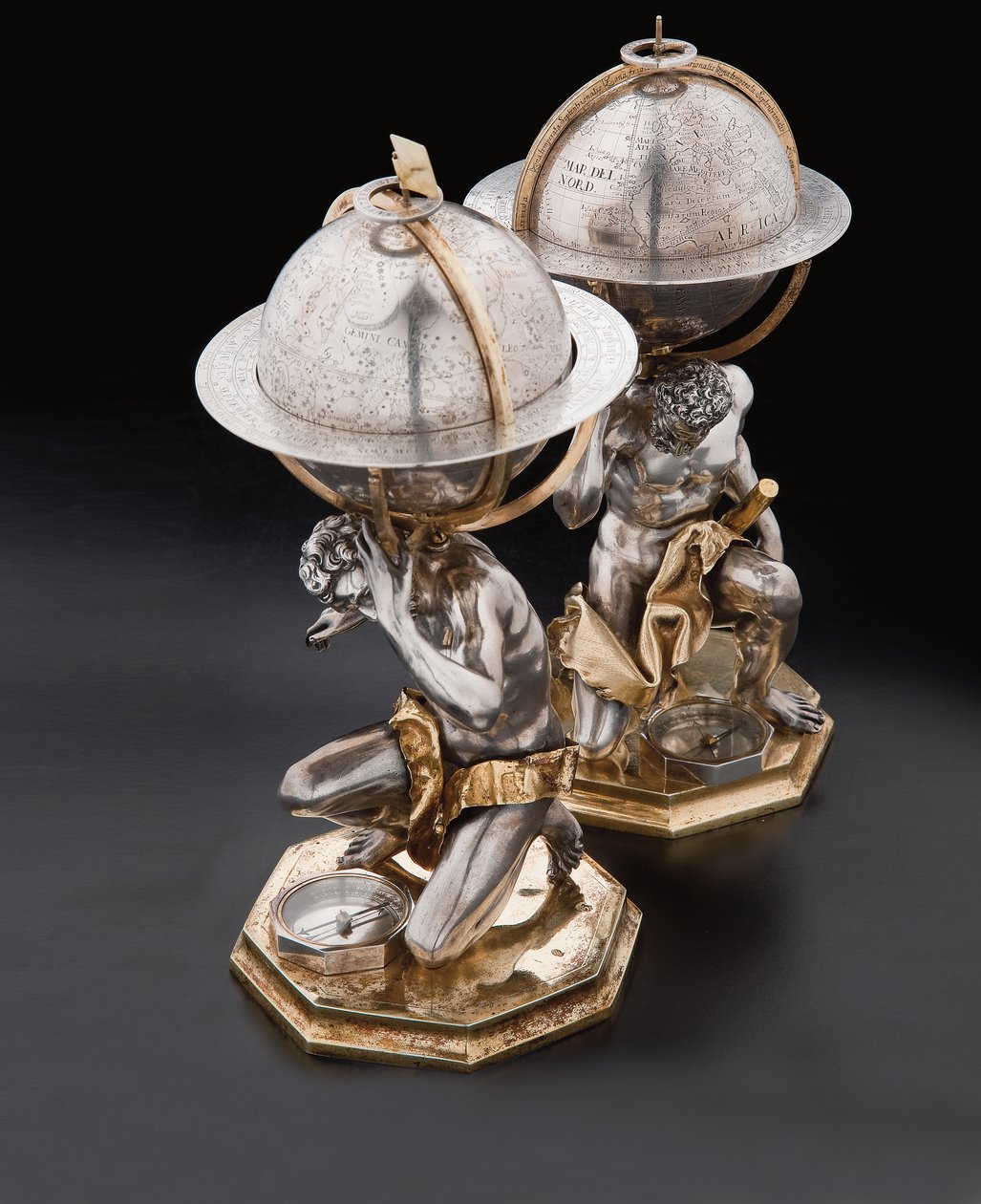 Twee uitzonderlijke aard- en hemelglobes, ondersteund door Hercules en Atlas, Augsburg door Abraham Drentwett