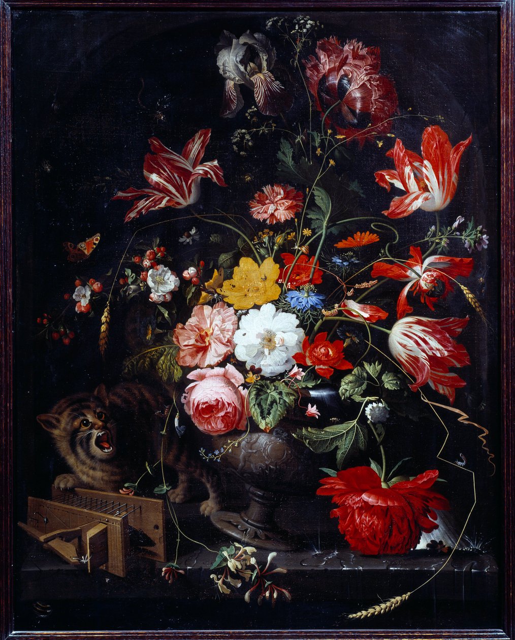 Kat die een bloemenvaas omver gooit door Abraham Mignon