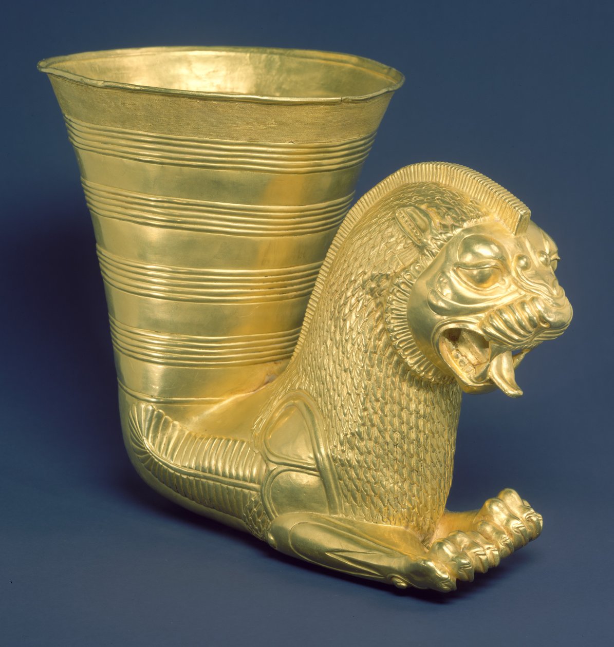 Vaatwerk eindigend in het voorste deel van een fantastische leeuwachtige creatie door Achaemenid