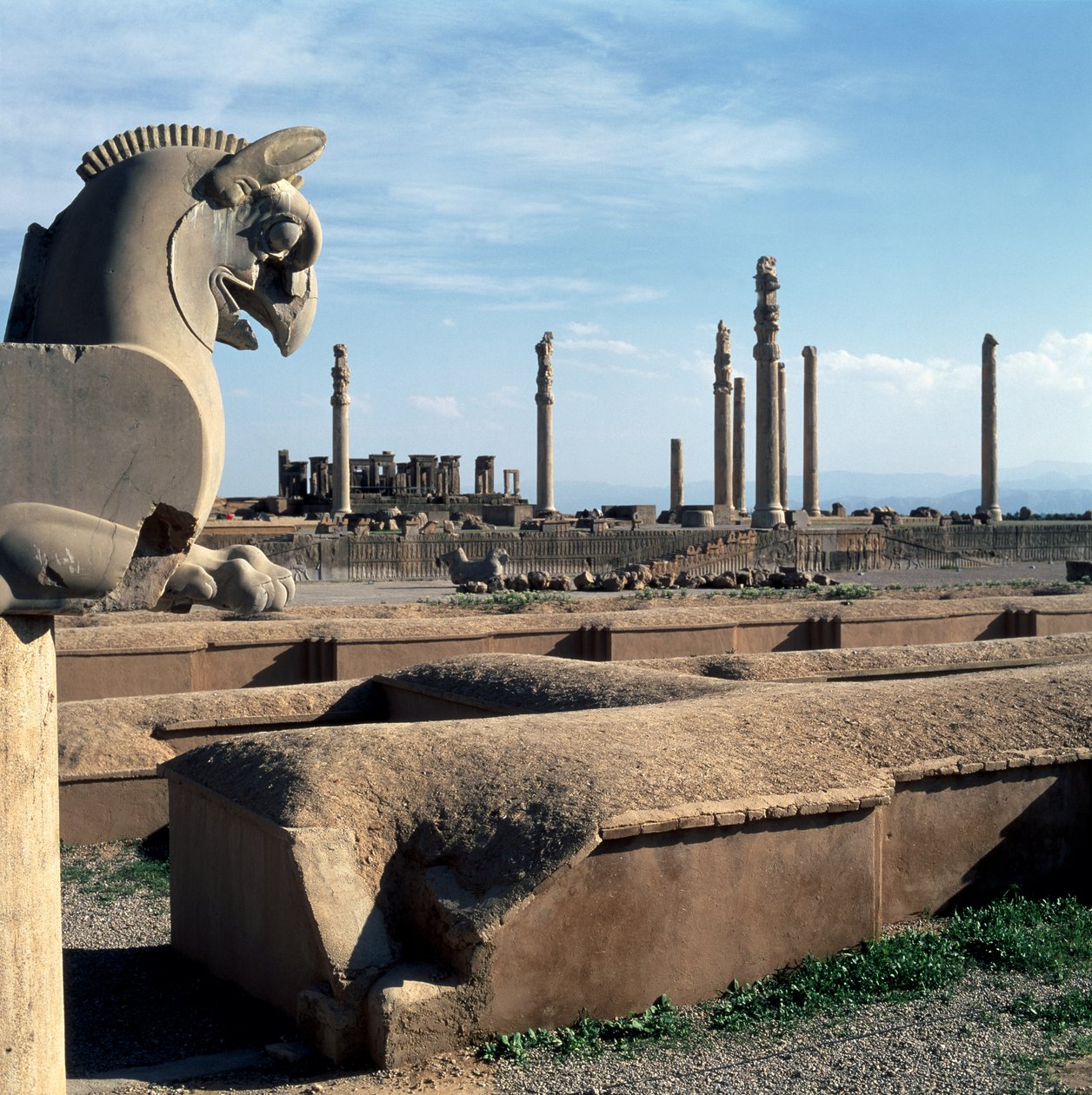 Uitzicht op de noordelijke portiek van de Apadana met de Tachara op de achtergrond, vanaf de Sapahan Spoy (Soldatenweg) ingang door Achaemenid