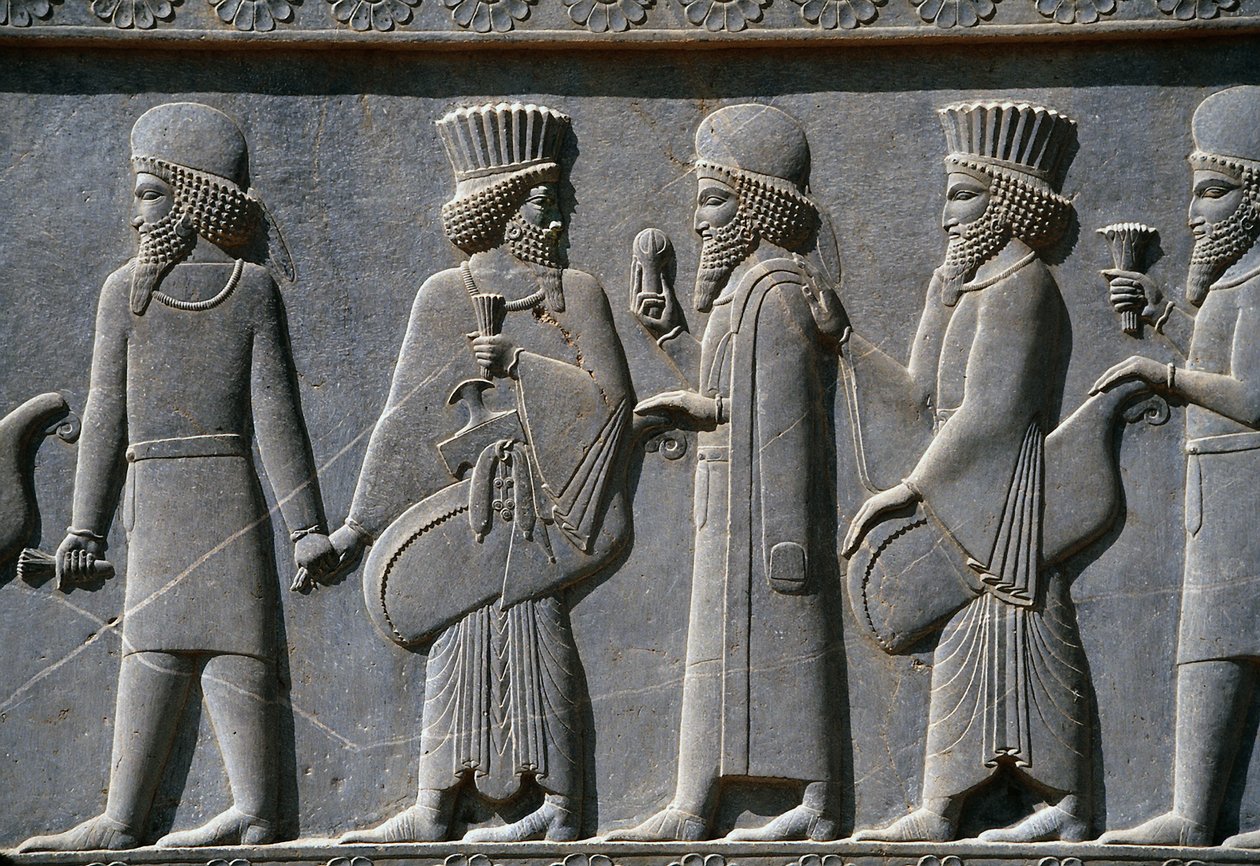 Detail van een processiefries aan de oostzijde van het Apadana-paleis, Persepolis, Iran, ca. 518-465 v.Chr. (grijze steen) door Achaemenid