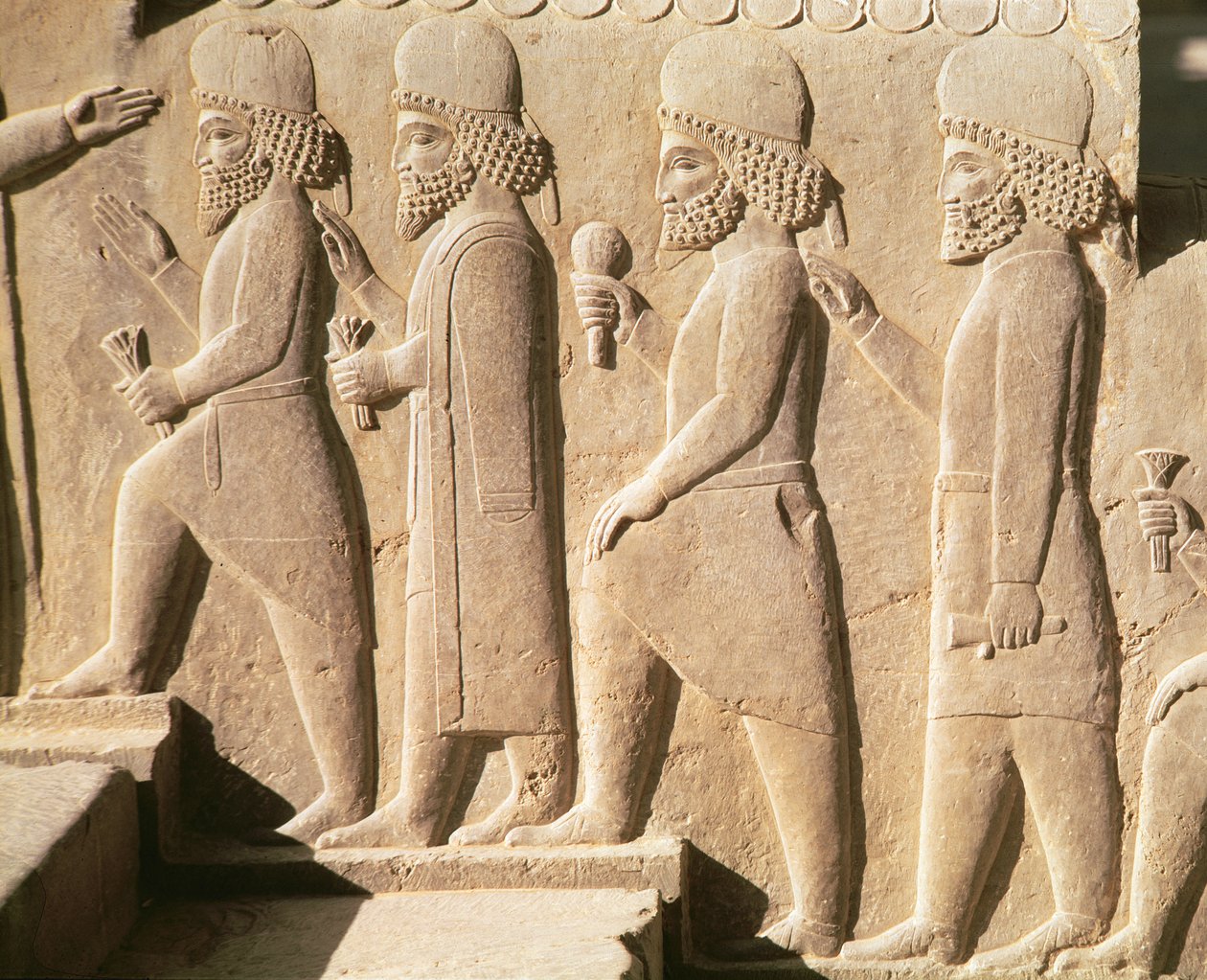 Reliëf met Medische wachters van de trappen van de Triplyon Hal, Achaemenidische Periode, 6e-5e eeuw v.Chr. door Achaemenid