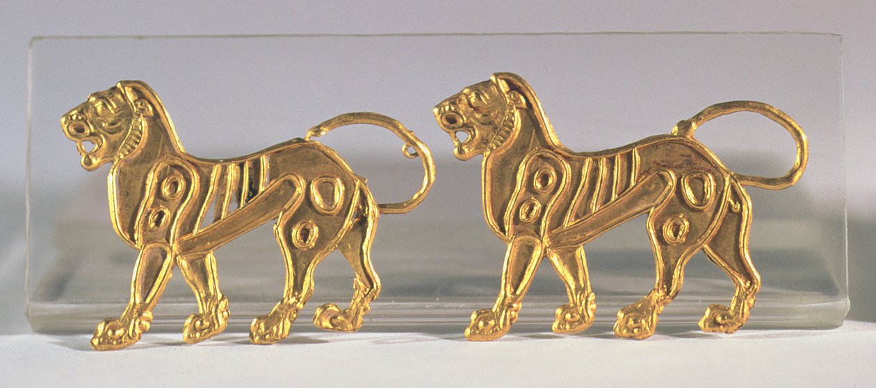 Twee leeuwensequenties die op ceremoniële gewaden waren genaaid, uit Hamadan door Achaemenid