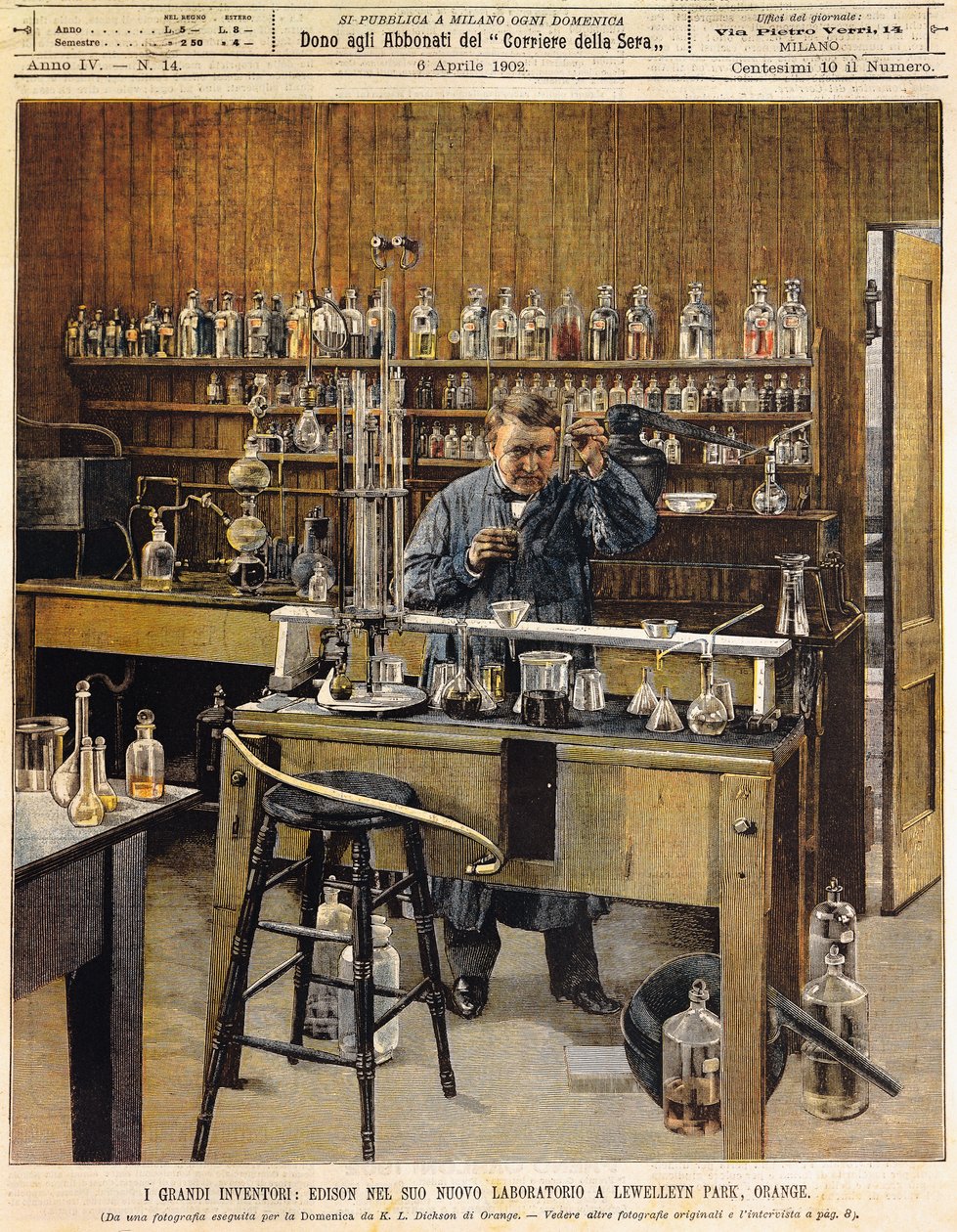 De Amerikaanse uitvinder Thomas Ava Edison (1847-1931) in zijn nieuwe laboratorium in Lewellein Park, Illustratie door Achille Beltrame (1871-1945), La Domenica del Corriere door Achille Beltrame
