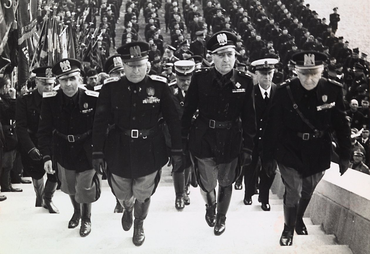 Mussolini bij een militaire parade door Achille Villani