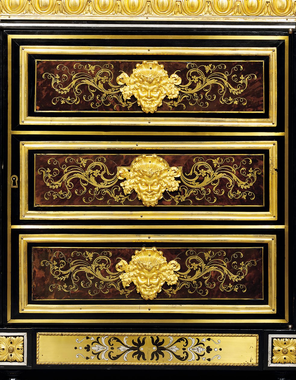 Detail van een Late Louis XVI ormolu-gemonteerde boulle marqueterie zijcabinet door Adam (attr. to) Weisweiler