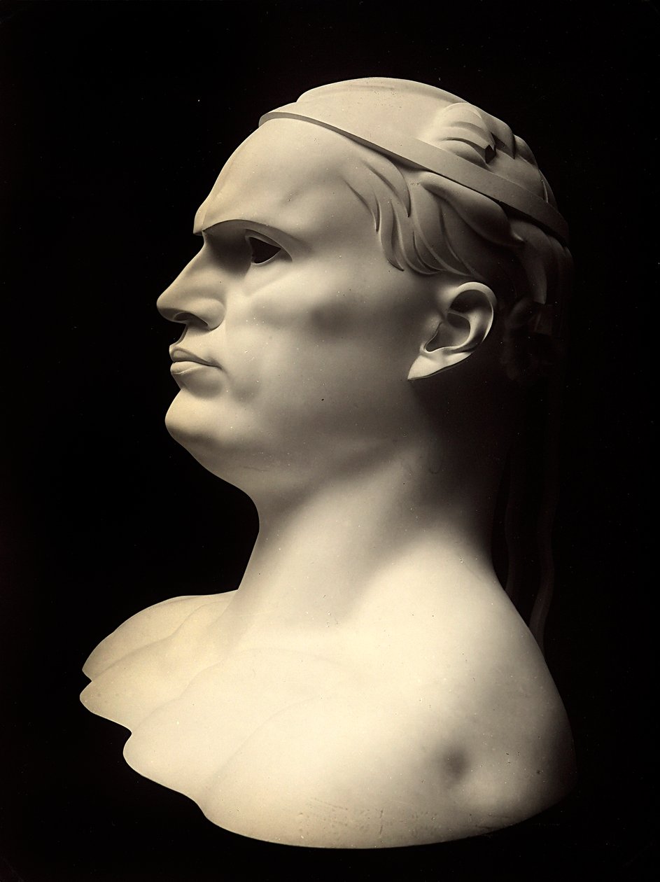Buste die het portret van Benito Mussolini afbeeldt, werk van Adolfo Wildt door Adolfo Wildt