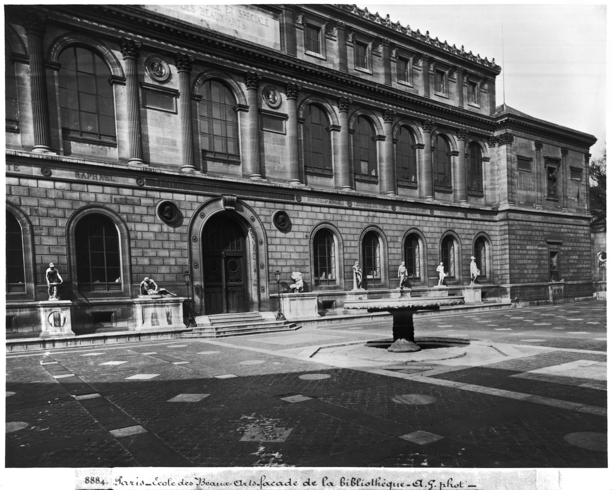 Gevel van de bibliotheek van de Ecole Nationale Superieure des Beaux-Arts, Palais des Etudes, c.1890-99 door Adolphe Giraudon