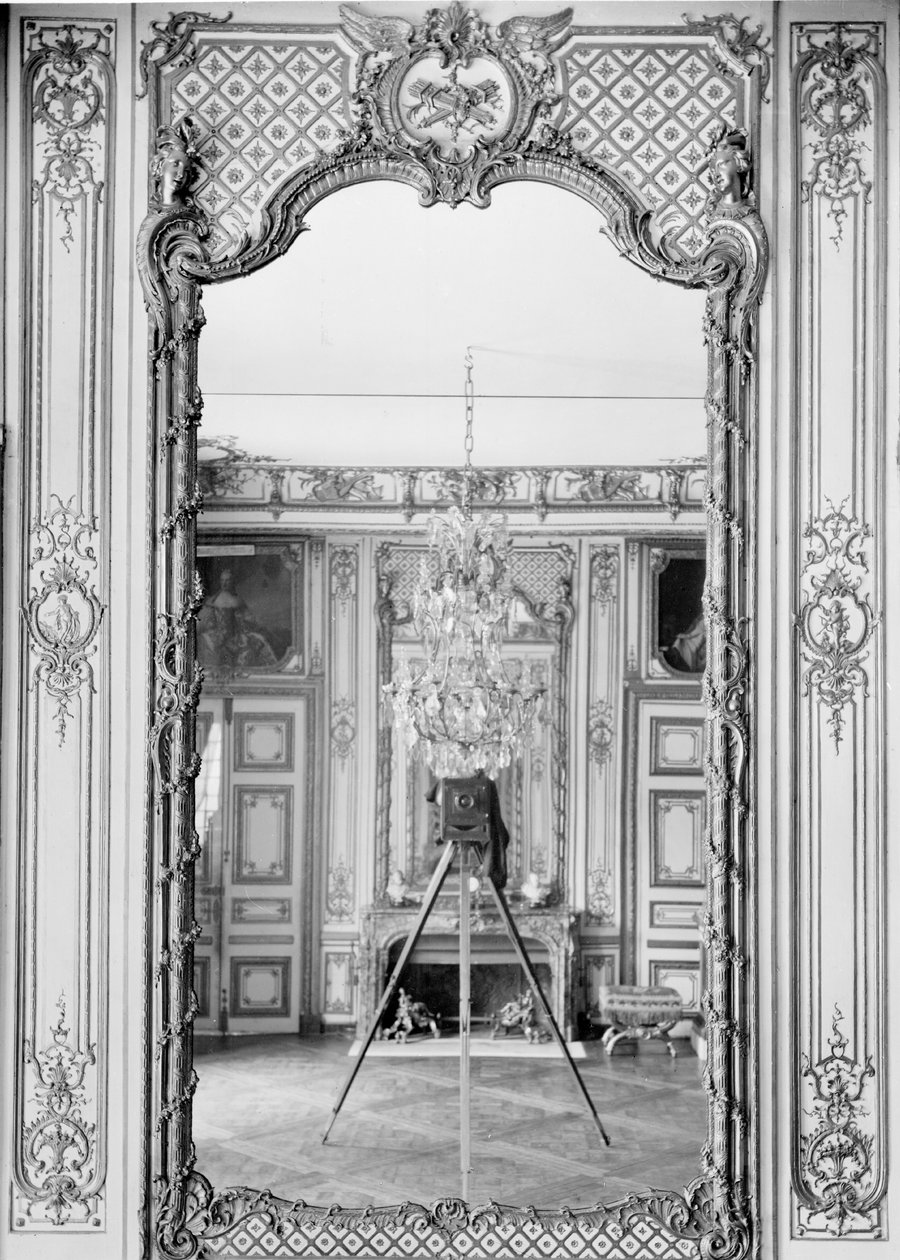 Foto van een spiegel in het Kasteel van Versailles met de reflectie van Giraudon