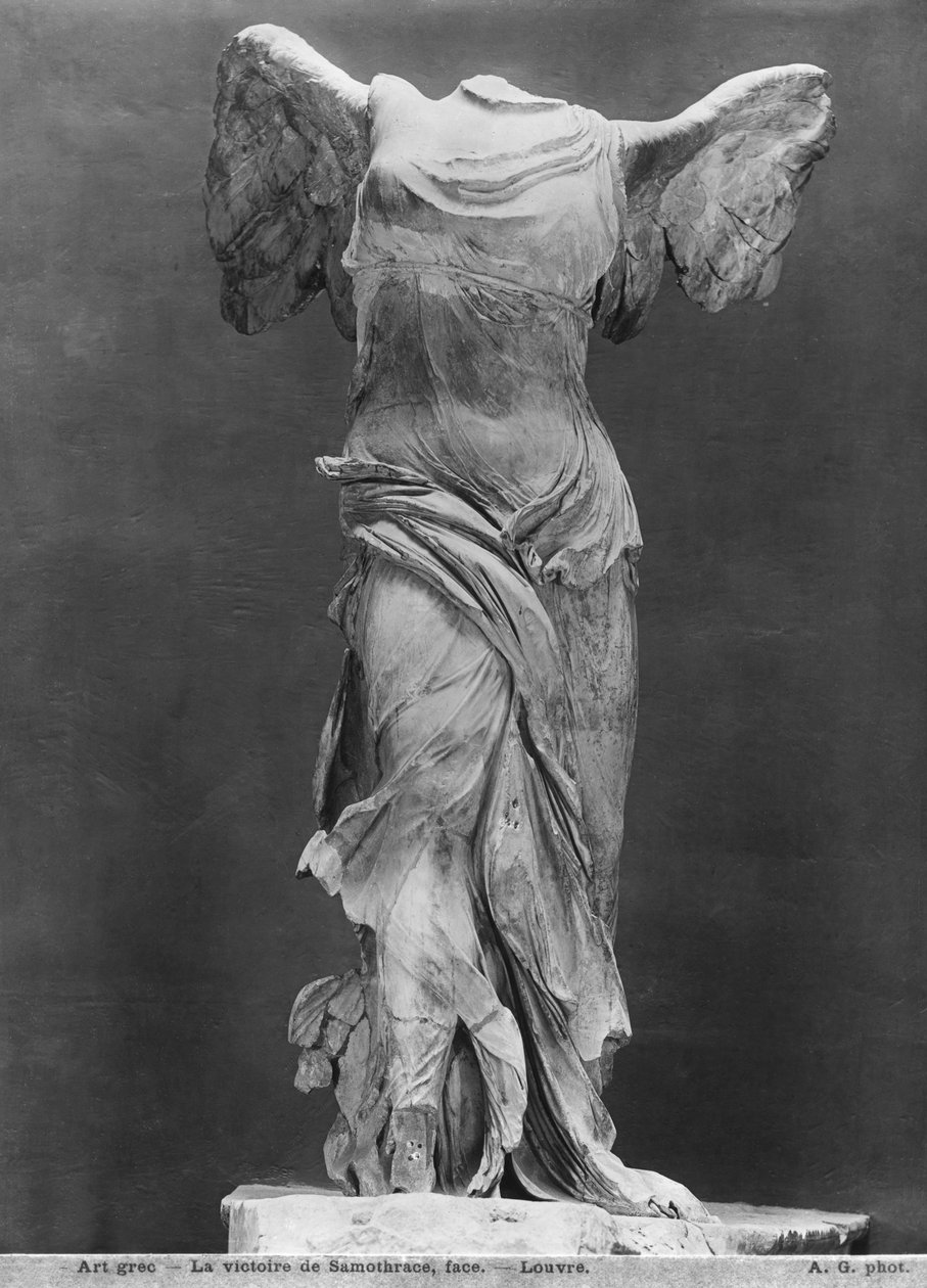 Zicht op de overwinning van Samothrace in het Louvre museum, voor 1902 door Adolphe Giraudon