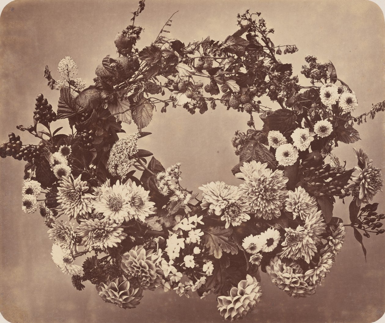Bloemen- en bessenkrans door Adolphe Braun