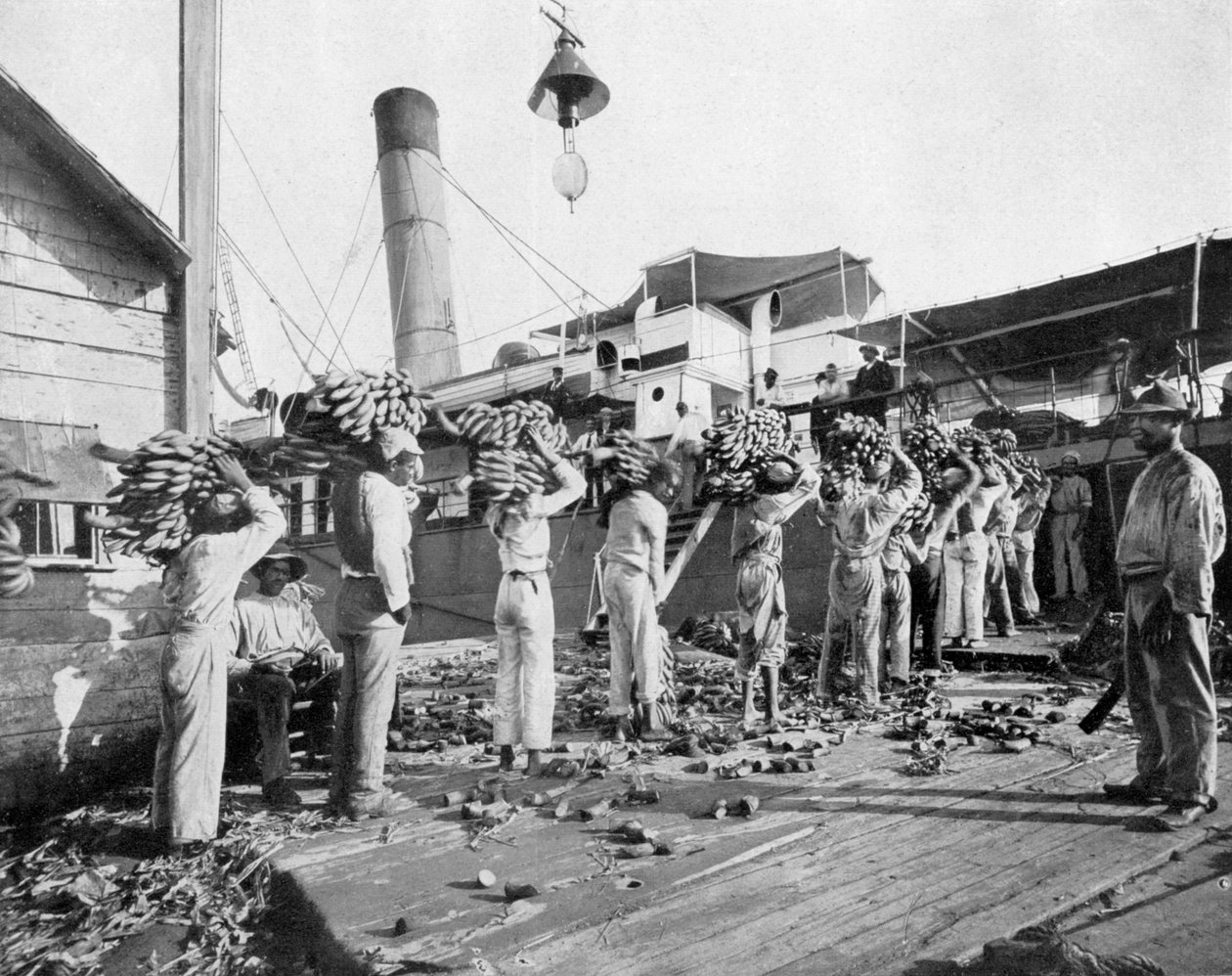 Bananen laden, Port Antonio, Jamaica, ca. 1905 door Adolphe Duperly and Son