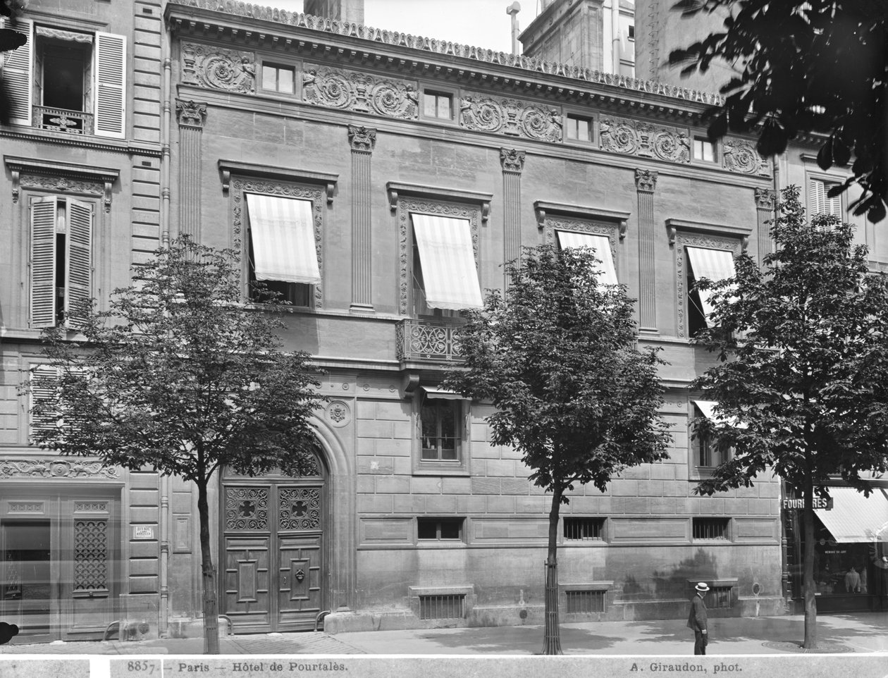 Hotel de Pourtales, gevel, eind 19e eeuw-begin 20e eeuw door Adolphe Giraudon