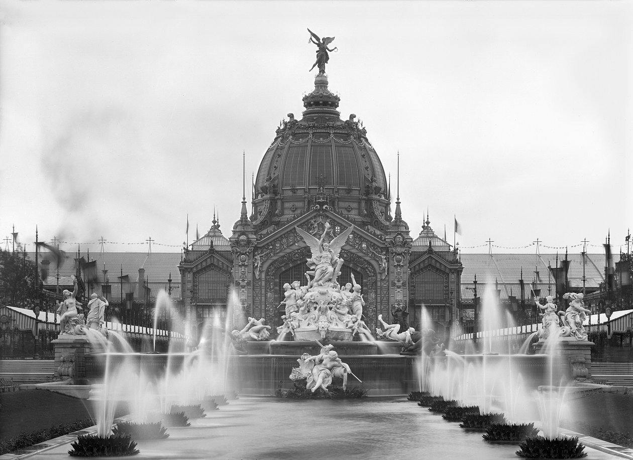 Uitzicht op de Centrale Koepel en de Fontein Coutan, Wereldtentoonstelling, Parijs, 1889 door Adolphe Giraudon