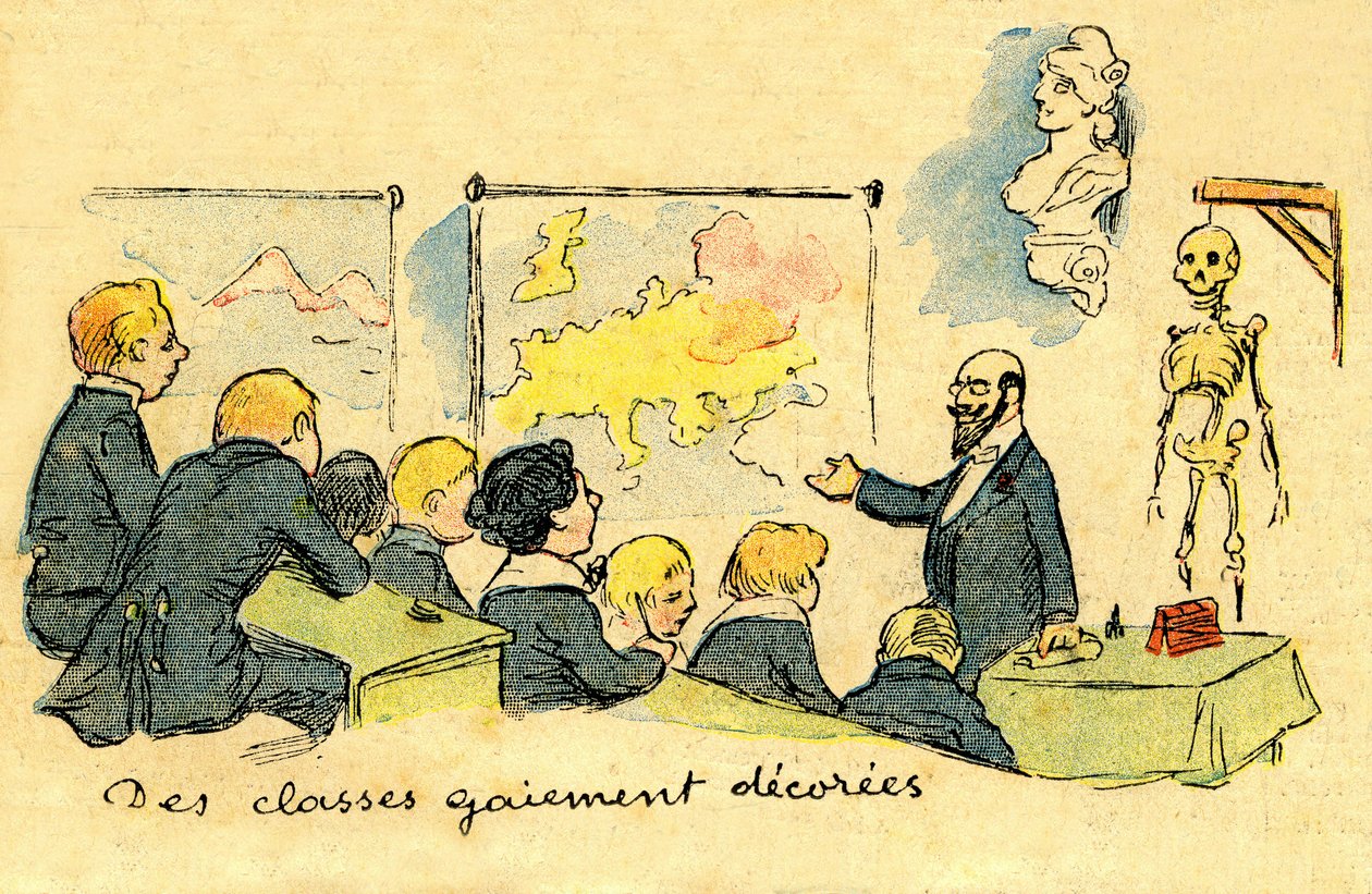 Klassenleraar voor schoolkinderen in uniform, in een "vrolijk gedecoreerd" lokaal (aardrijkskundekaarten, buste van Marianne en... skelet!) in 1900. Tekening van A. Wilette in de geïllustreerde bijlage van de Depeche de Toulouse n° 41, 12 oktober. door Adolphe Leon Willette