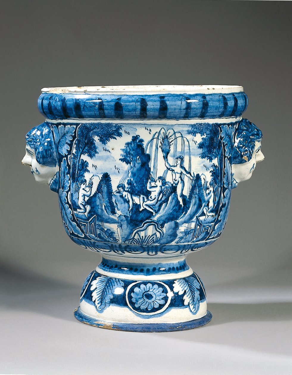 Delfts blauw-witte mythologische tuinvaas met twee handvatten door Adriaen (fl.1868 d.1701) (attr.to) Kocks