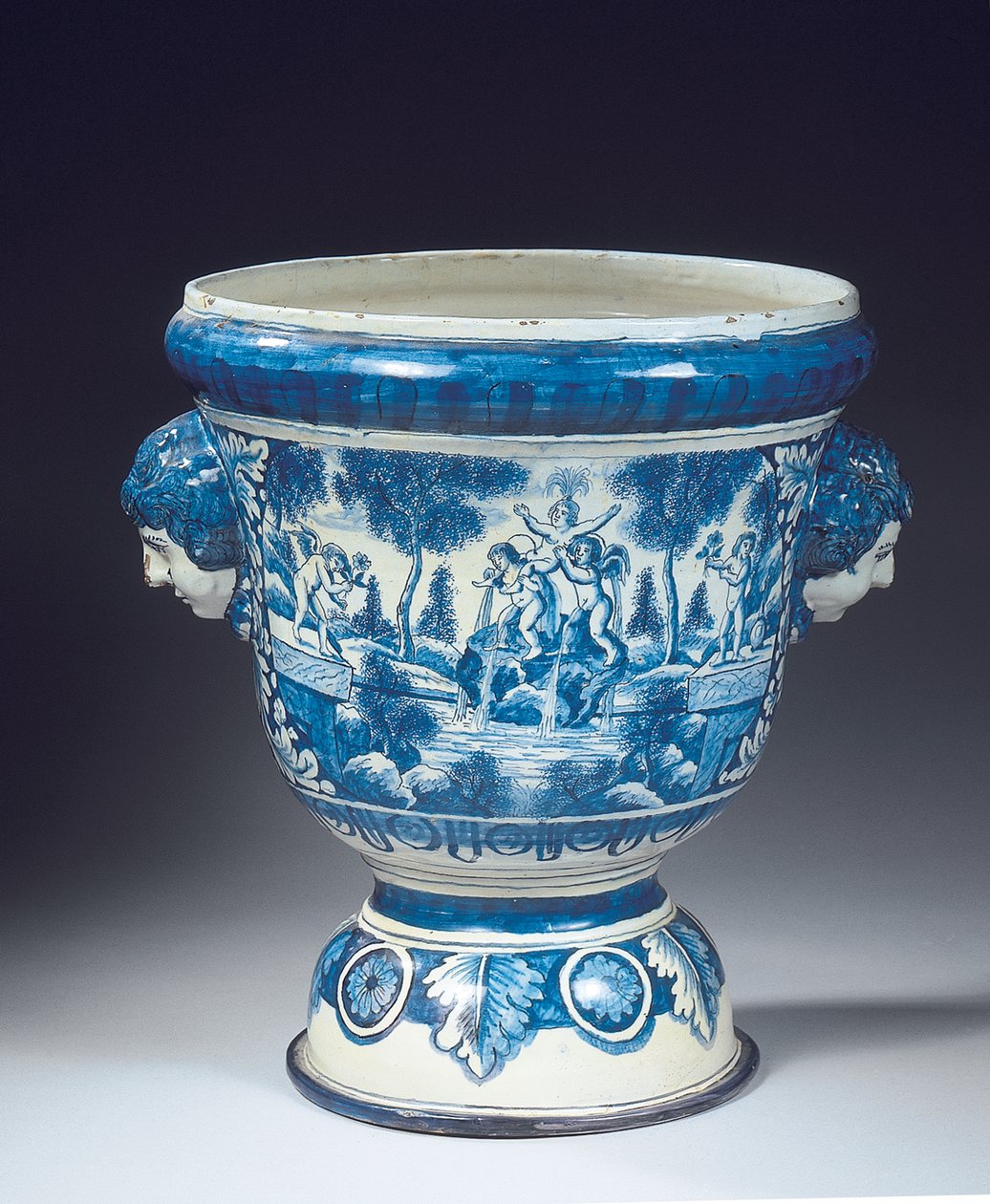 Grote Delftse blauw-witte mythologische tuinvaas in de Barokstijl, ca. 1700 door Adriaen (fl.1868 d.1701) (attr.to) Kocks