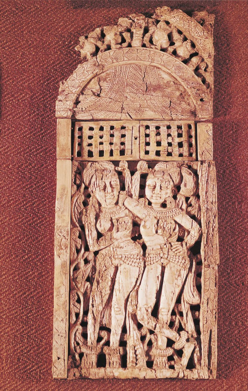 Gesneden Indiase plaquette met twee vrouwelijke figuren onder een torana, uit Begram, Afghanistan, 1e-2e eeuw door Afghan School
