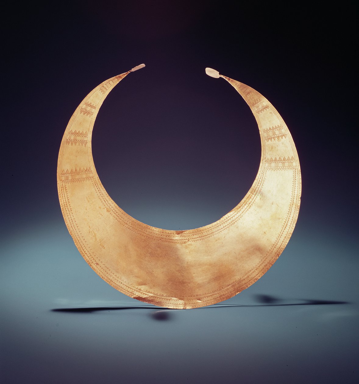 Lunula, Ross, County Westmeath, Vroege Bronstijd, c.2000 v.Chr. door Age Bronze