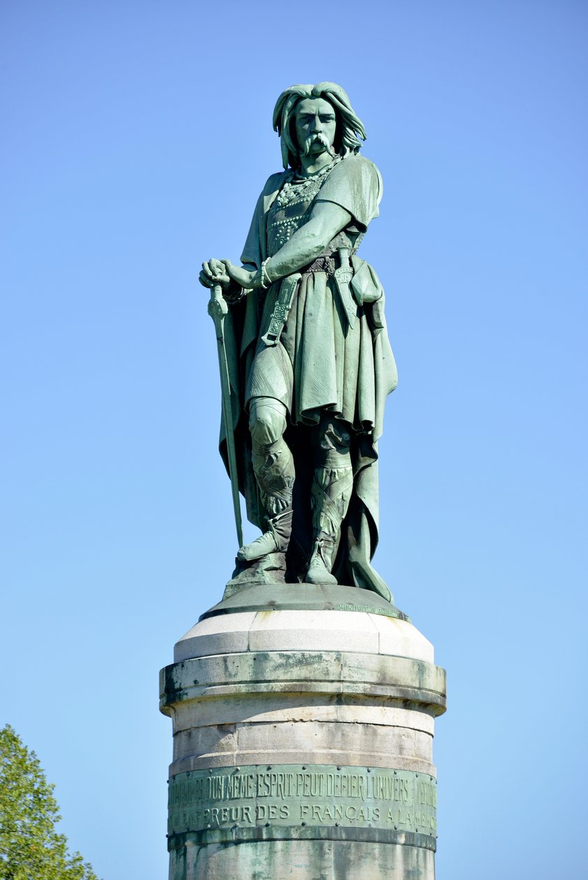 Kolossaal standbeeld van Vercingetorix (72-46 v.Chr.), Gallische leider - Beeldhouwwerk van Millet Aime (1819-1891) 6,60 m hoog opgericht in 1865 op het westelijke deel van Mont Auxois (basis 7 m hoog door Viollet Le Duc) Alise Sainte Reine 1865 door Aime Millet