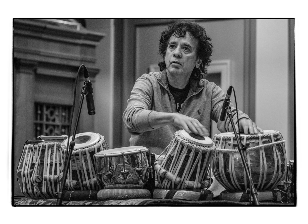 Zakir Hussain in het Schermerhorn Symphony Center, Nashville, 2018 (foto) door Alan Messer