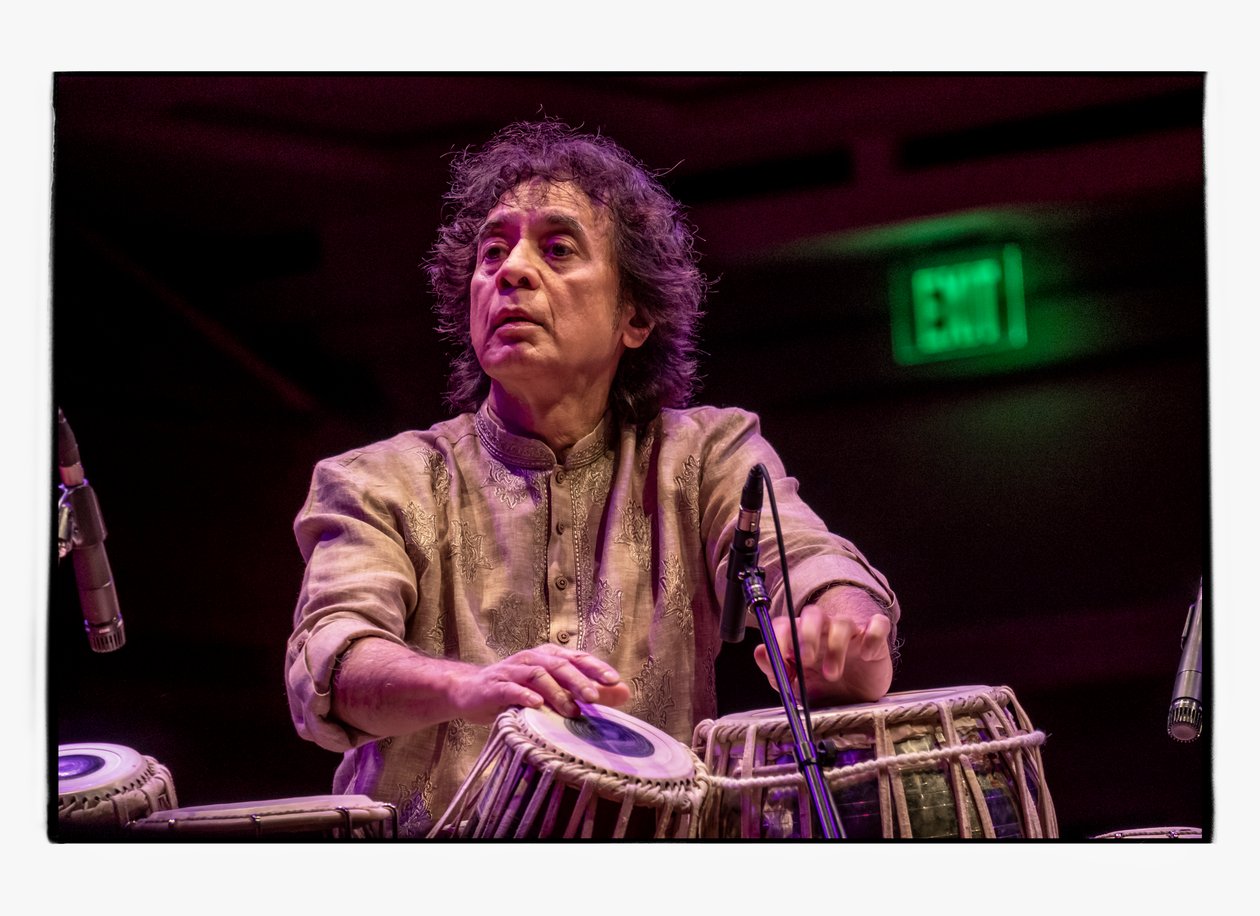 Zakir Hussain in het Schermerhorn Symphony Center, Nashville, 2018 (foto) door Alan Messer