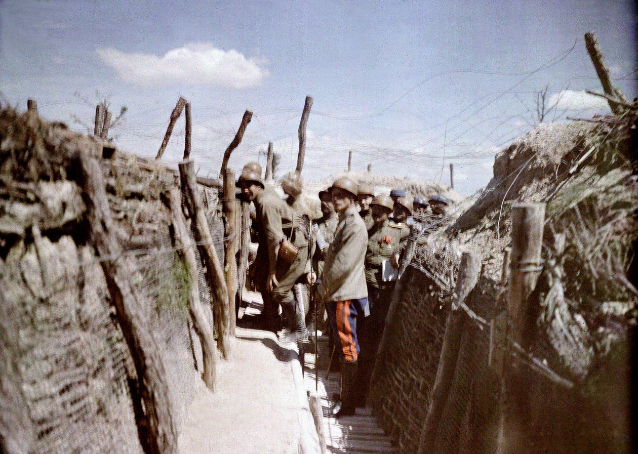 Franse en mogelijk Russische soldaten in een loopgraaf aan het westfront, Frankrijk, 1916 (autochroom) door Albert Samama Chikli
